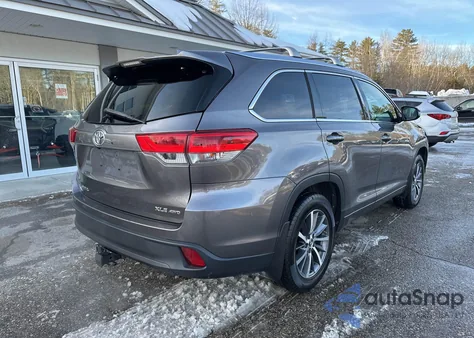 2018 Toyota Highlander Xle z USA, uszkodzony, nr VIN 5TDJZRFH3JS523071